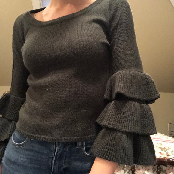Cute sweater with adorable sleeves - Picture 2 of 2